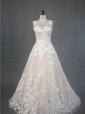 Creamy fleshtone bodice & skirt Ivory Floral Appliqué Ball Gown Wedding Dress